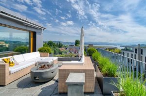 Luxurious penthouse with stunning lake and mountain views