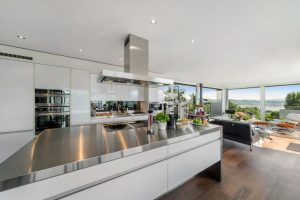 Luxurious penthouse with stunning lake and mountain views