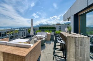 Luxurious penthouse with stunning lake and mountain views
