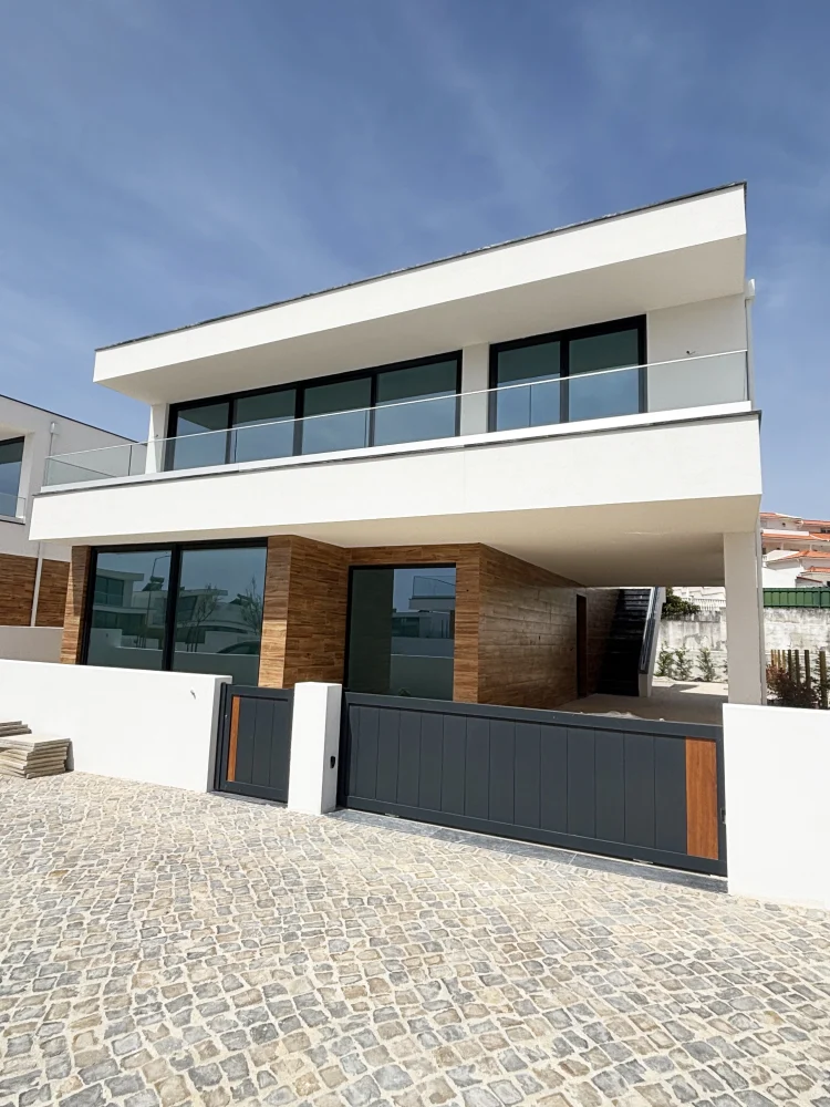 Villa for Sale in Praceta Alfandega Velha, Salir do Porto, Portugal USD 620,000