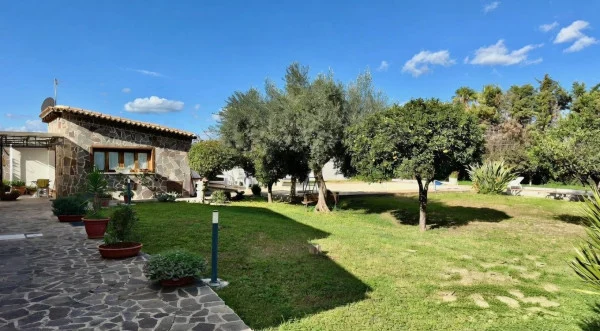 Villa for Sale in Traversa Bonavia, 96100 Siracusa SR, Italy USD 551,335