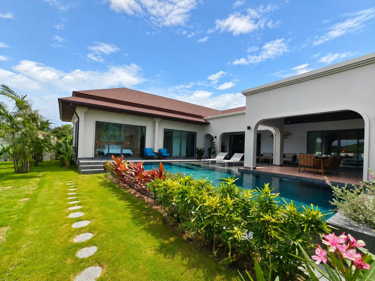 Villa for Sale in Nong Hieng Road, ตำบล หินเหล็กไฟ อำเภอหัวหิน ประจวบคีรีขันธ์ 77110, Thailand USD 402,000