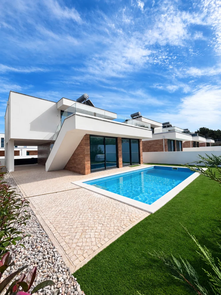 Villa for Sale in Praceta Alfandega Velha, Salir do Porto, Portugal USD 697,607
