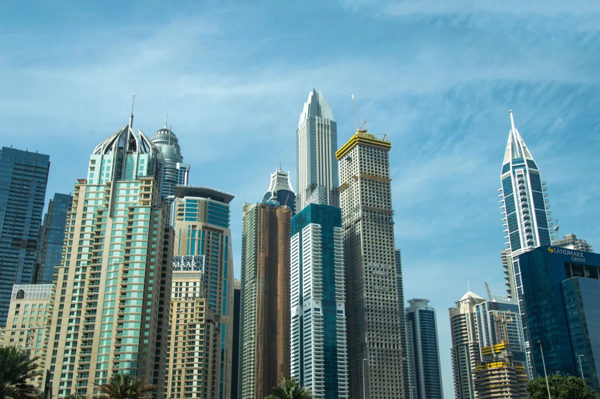 Grattacieli moderni contro un cielo azzurro nel vivace paesaggio urbano di Dubai.