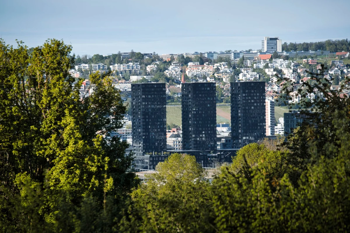 Vista panoramica dell'architettura di Stoccarda, con grattacieli moderni tra un verde rigoglioso.