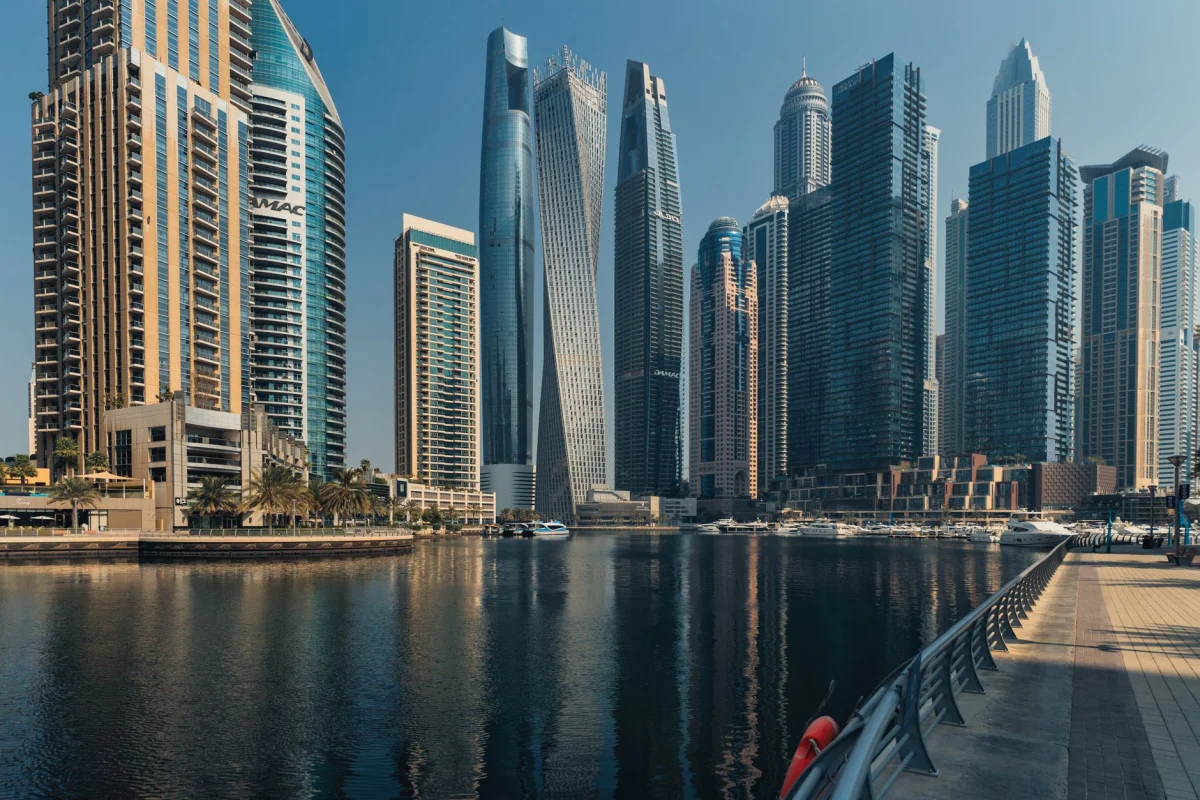 Esplora i grattacieli imponenti della Marina di Dubai che si riflettono magnificamente sull'acqua.