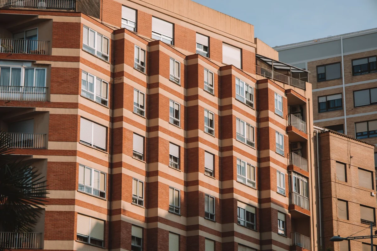 Edificio di appartamenti in mattoni a Valencia, Spagna, illuminato dalla luce del sole.